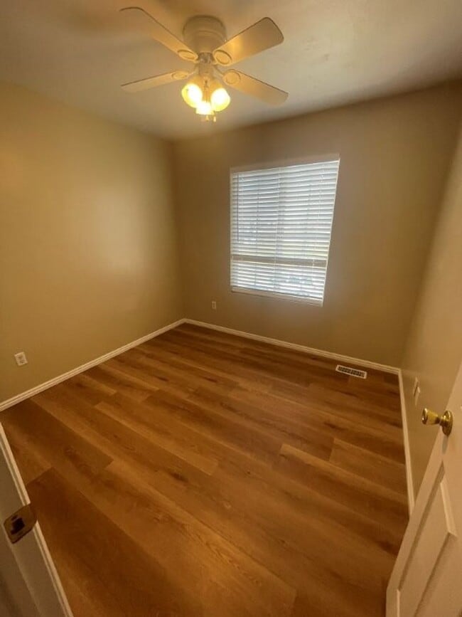 Building Photo - Your New Chapter Starts Here – 5 Bed, 2 Bath Syracuse Home + 2 Weeks Free!