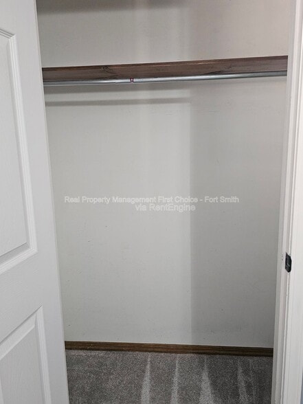 Building Photo - 306 Elfen Glen St