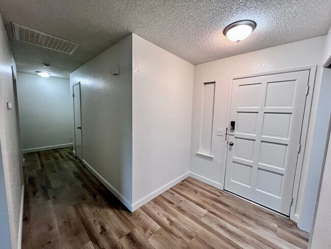 Building Photo - $2,595 Fresno St. & Bullard, 4 Bedroom House - E. Escalon Ave, Fresno