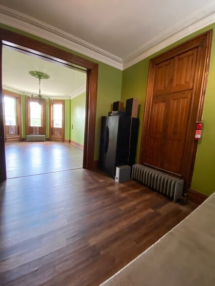 Building Photo - 223 E Main St