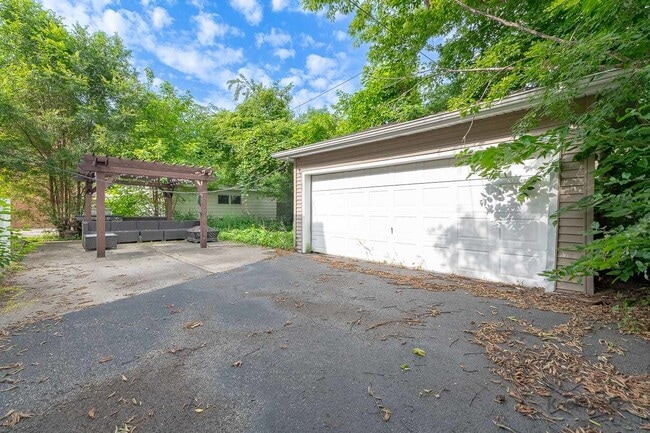 Building Photo - 818 N La Grange Rd