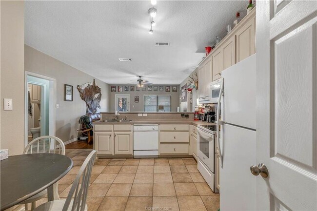 Building Photo - Available August 2026! Spacious 4 Bed House in South College Station!