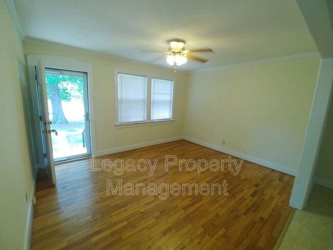 Building Photo - 601 E Willowbrook Dr