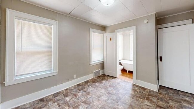 Building Photo - 413 1/2 W Thayer Ave