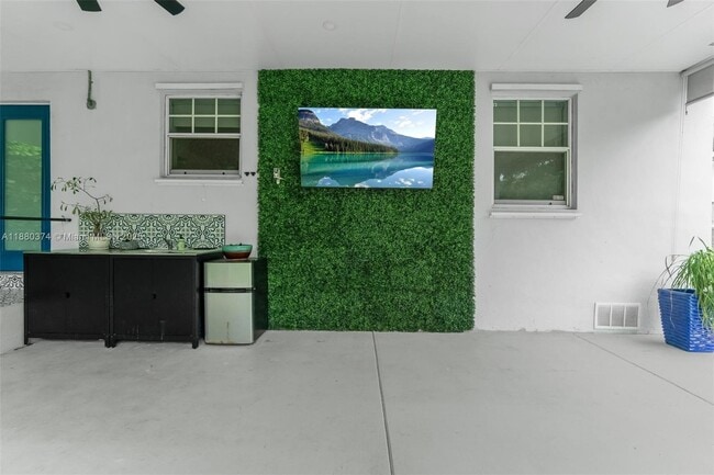 Building Photo - 570 SW 45th Ave