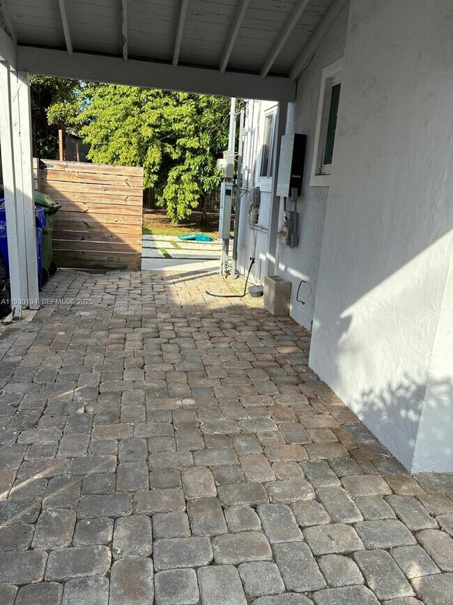 Building Photo - 1757 SW 24th Ter