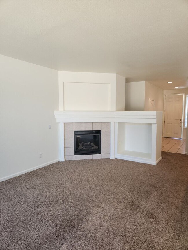 Building Photo - Lovely 3 bedrooms, 2 bathrooms located in ...