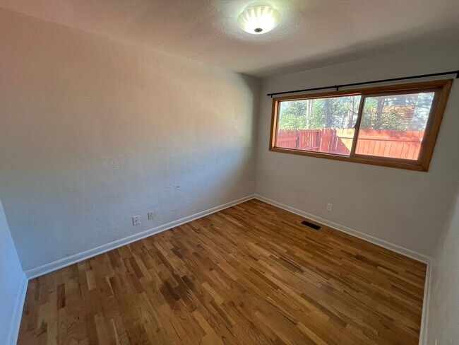 Building Photo - Single Level Home in Midtown