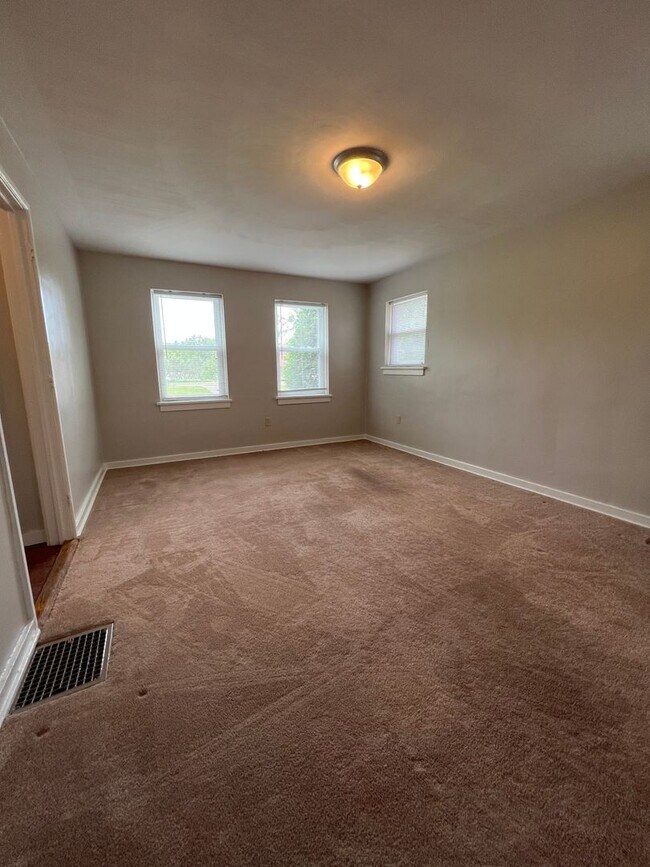 Building Photo - 1257 W 6th St