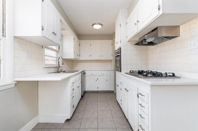 Building Photo - 7720 E Clay St