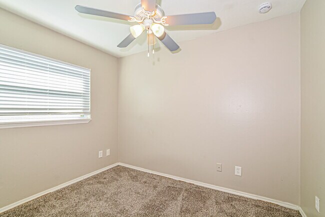 Building Photo - 218 Woodmere Blvd