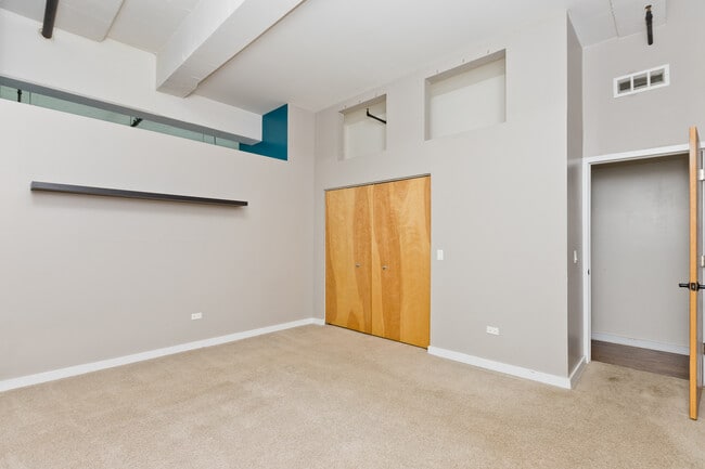 Building Photo - 1334 W Van Buren St