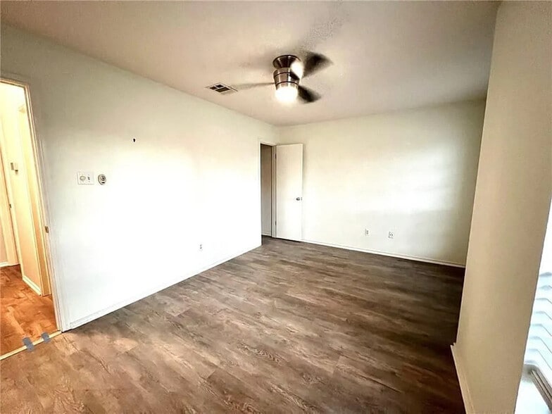 Building Photo - 2603 Hill Street Cove
