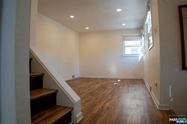 Building Photo - 58 Elm St