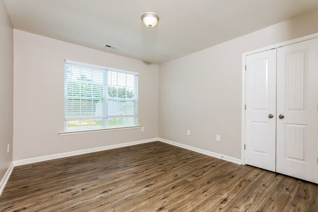 Building Photo - 934 Lakemont Dr