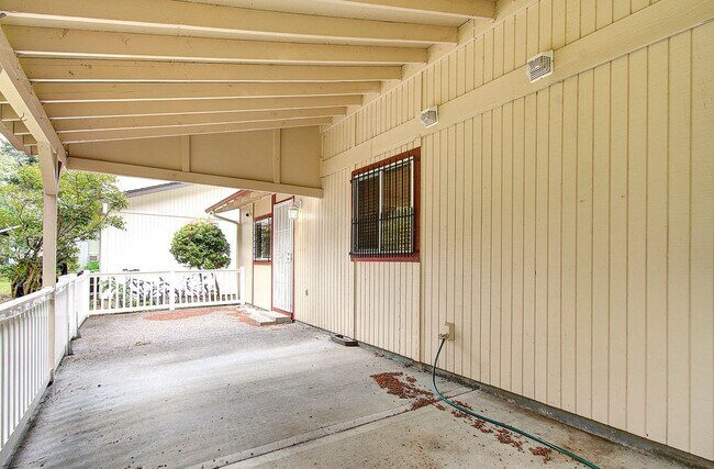 Building Photo - Bright 3 Bedroom 2 Bath Home in Pinebrook! Stainless Appliance Package