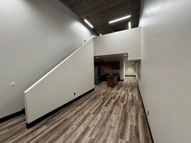 Building Photo - 826 W 8th St