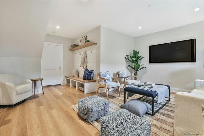 Building Photo - 162 Bedford Rd