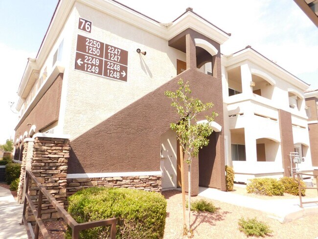 Primary Photo - 2 Bed + Den/ 2 Bath 2nd floor condo in Gat...