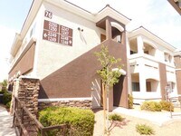 Building Photo - 2 Bed + Den/ 2 Bath 2nd floor condo in Gat...