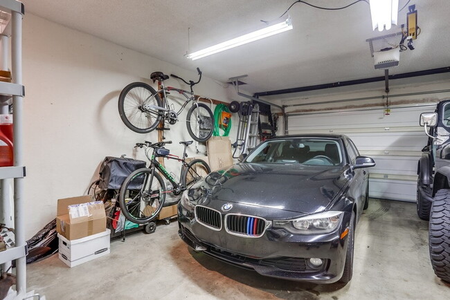 Building Photo - Welcome to this beautiful 1,042 sq. ft. condo offering modern comfort in a prime location!