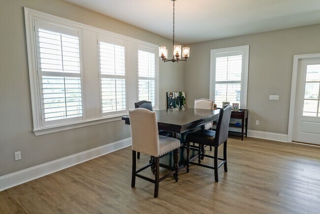 Building Photo - Available end of January in beautiful Summ...