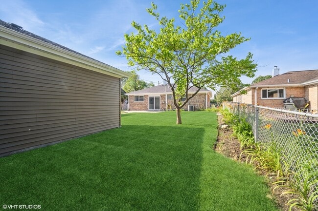 Building Photo - 648 Oakwood Ct