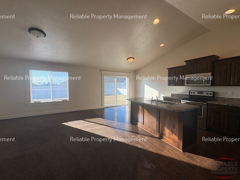 Building Photo - 3840 Slate Dr