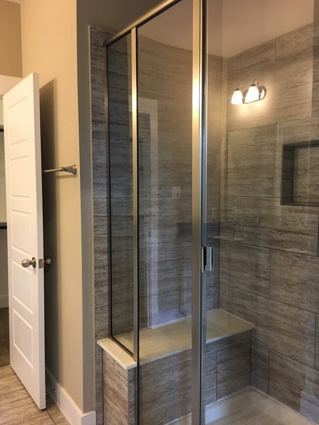 Building Photo - BEAUTIFUL TOWNHOUSE IN CRESTVIEW