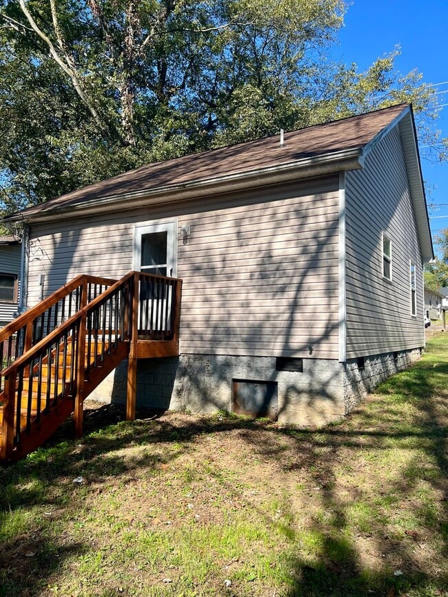 Building Photo - AVAILABLE NOW! 2 Bedroom Home on Main Street!