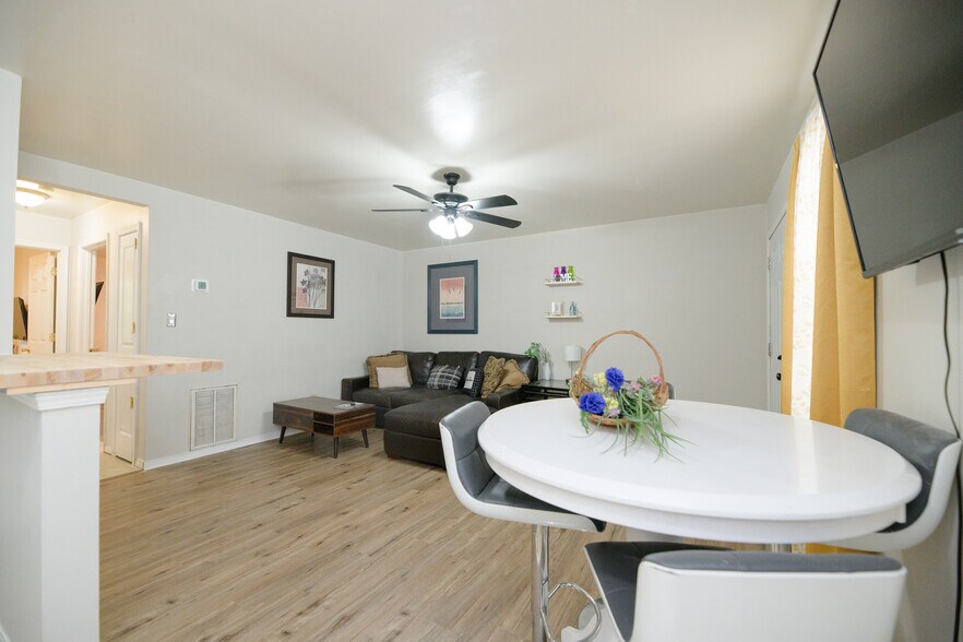 Building Photo - 834 C Ave