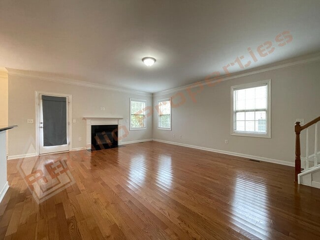 Building Photo - Lovely 5 Bedroom 4 Bathroom Single Family ...