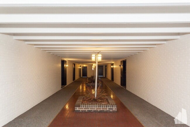 Building Photo - 4334 N Clarendon Ave