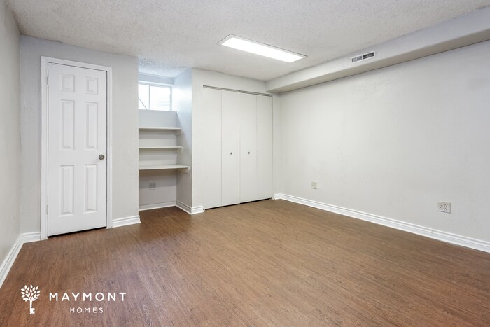 Building Photo - 4900 Oak Springs Dr