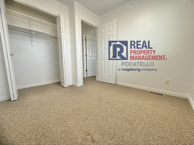 Building Photo - 3 Bedroom 1.5 Bath duplex - 1 car garage