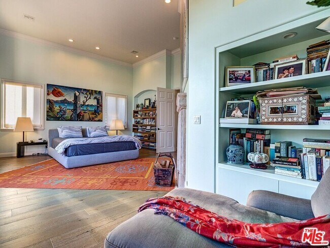 Building Photo - 129 Channel Pointe Mall