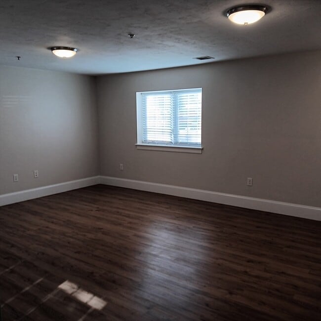 Building Photo - 339 Center St