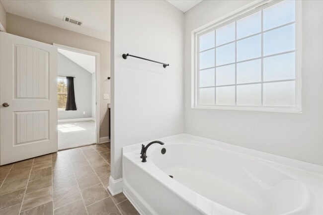 Building Photo - MOVE-IN READY! (Pet Friendly)