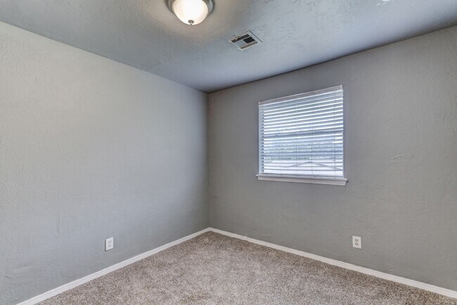 Building Photo - 4 bed 1.5 bath duplex in Midwest City