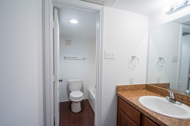 Building Photo - Charming 3-2 condo in private community wi...