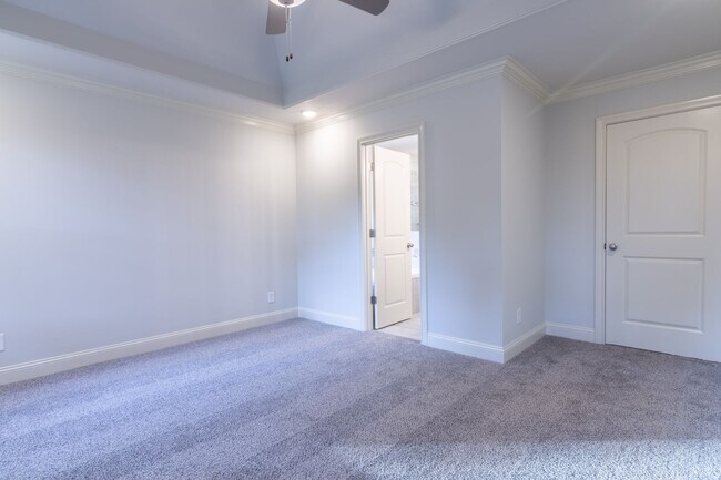 Building Photo - For Lease - 3 Beds, 2 Baths, 2300sqft home...