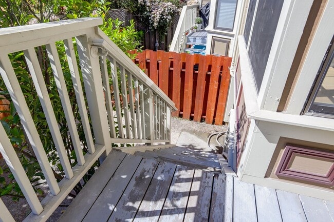 Building Photo - Sunny Potrero Hill 3BR / 1BA Townhome | Private Yard | YouTube Tour