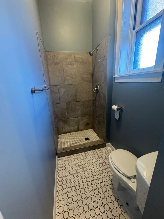 Building Photo - Spacious 2 bed/1bath