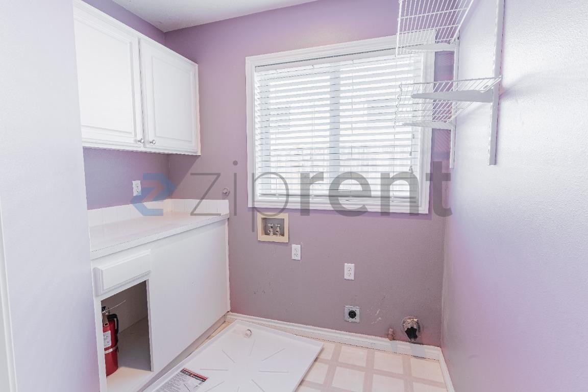 Building Photo - Unit