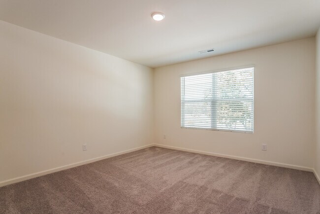 Building Photo - Fantastic 3bd/2ba home! Coming soon!