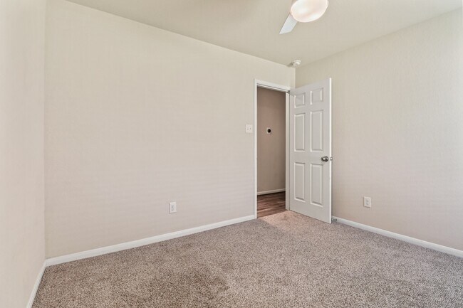 Building Photo - 15118 Vincennes Oak St