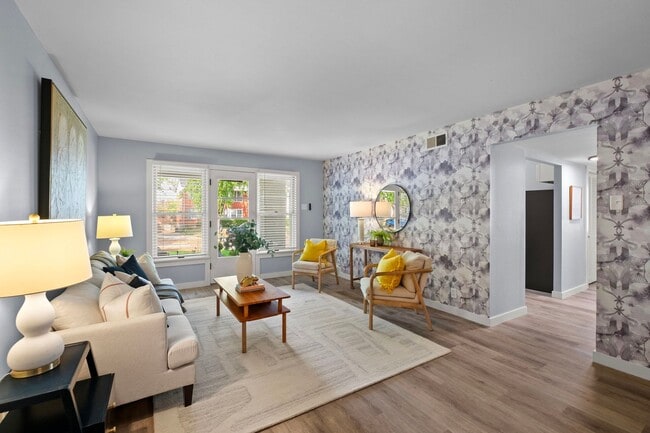 Building Photo - 621 Broadmoor Dr