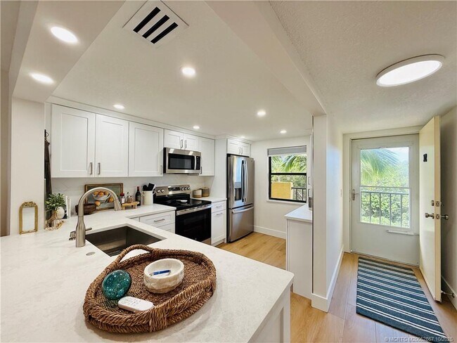 Building Photo - 7370 S Ocean Dr