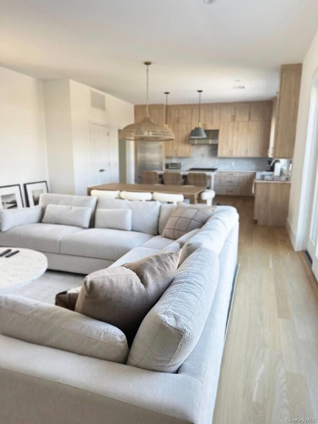 Building Photo - 14 Happy Ln