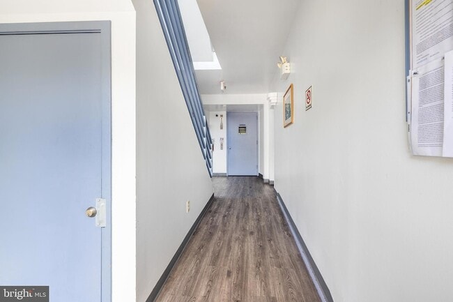 Building Photo - 5213 Le Parc Dr